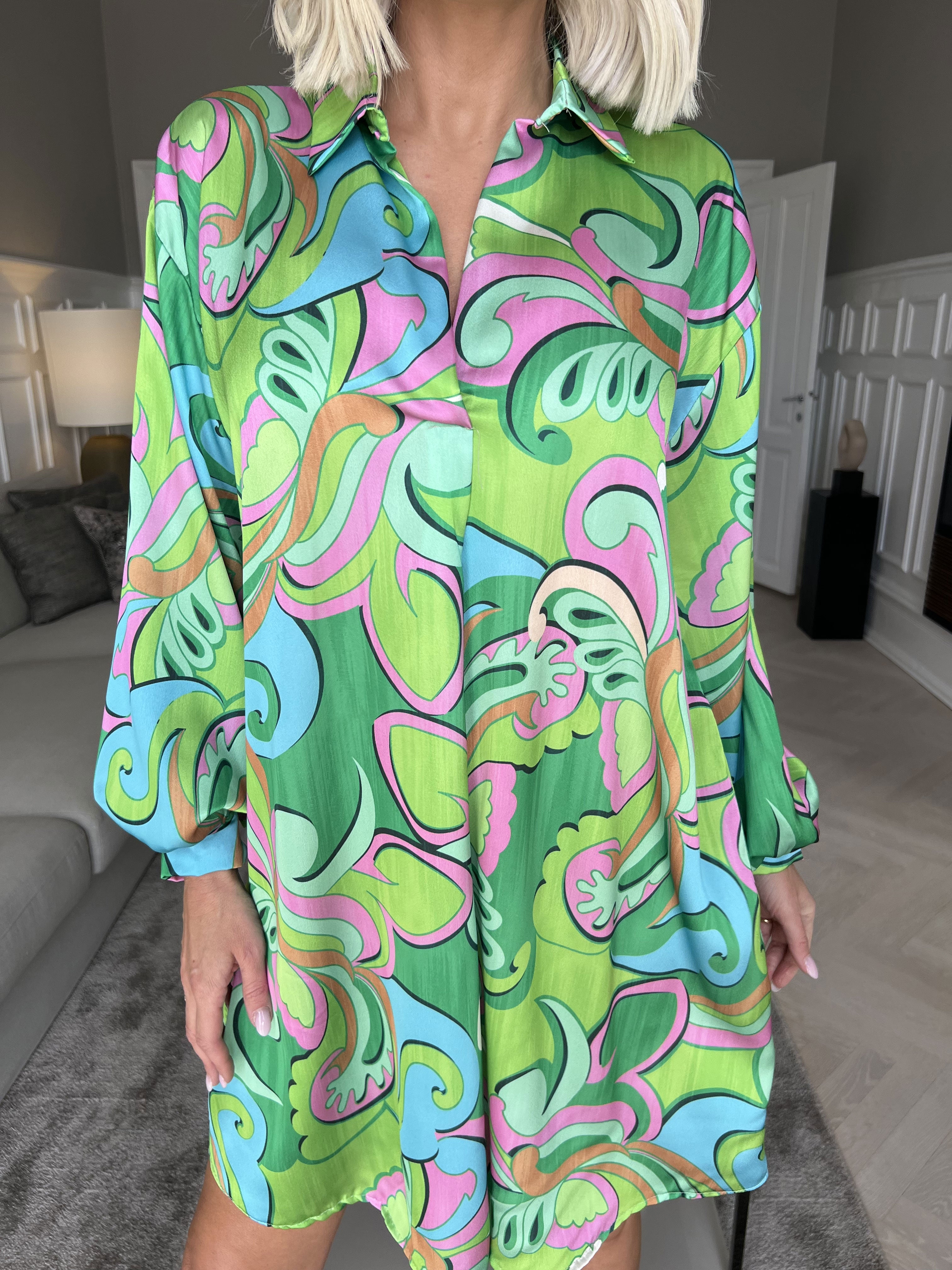 Happy Dress - Flerfärgad plus size skjortklänning i sidenlook